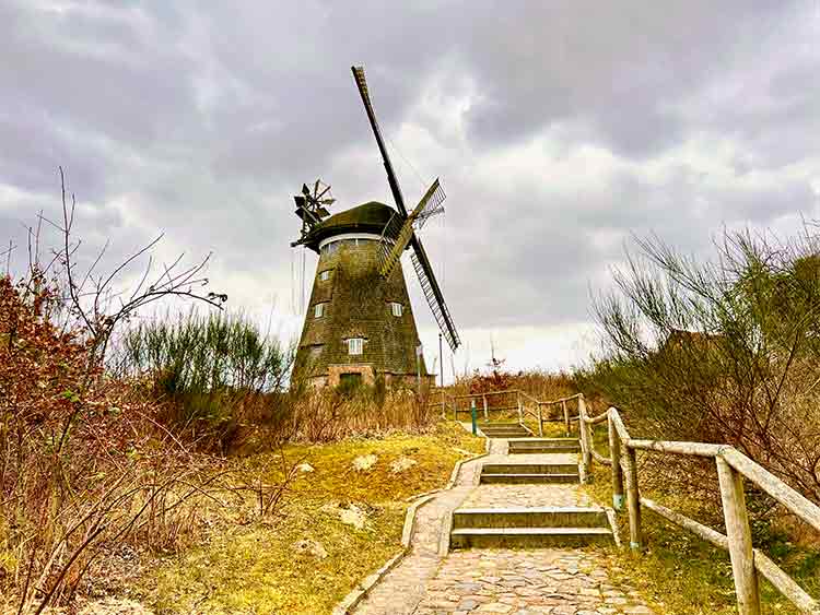 Treppe zur Holländermühle in Benz