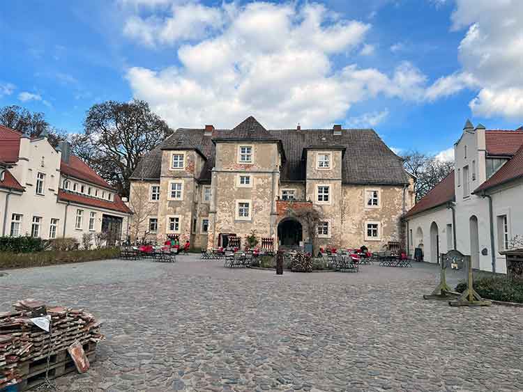 Blick auf den Hof vom Wasserschloss Mellenthin