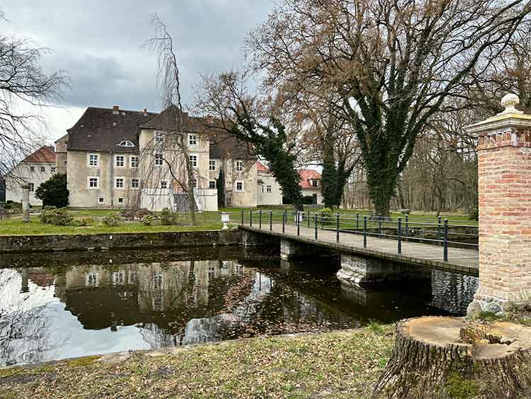 Brücke zum Wasserschloss Mellenthin