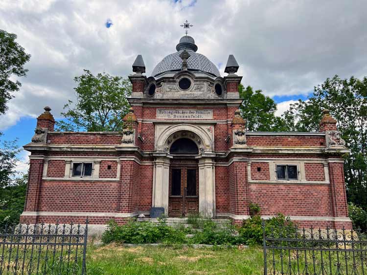 Mausoleum auf dem Friedhof Mönchow