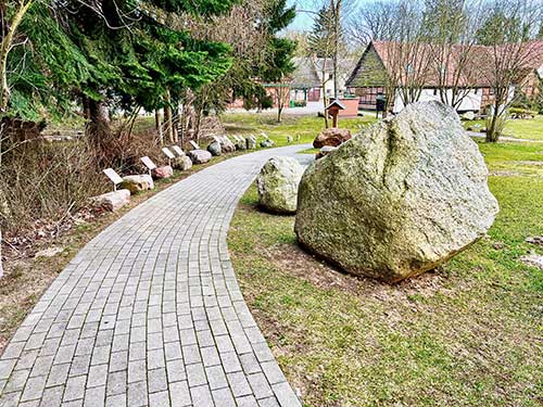 155 Findlinge im Usedomer Gesteinsgarten