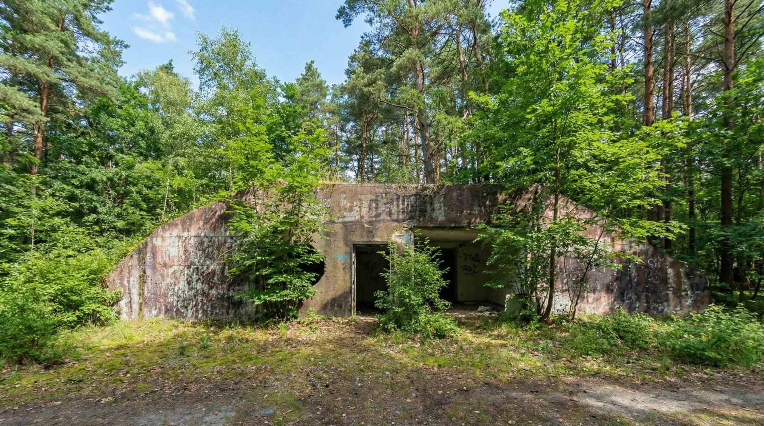 Versteckter Bunker im Wald bei Peenemünde auf Usedom
