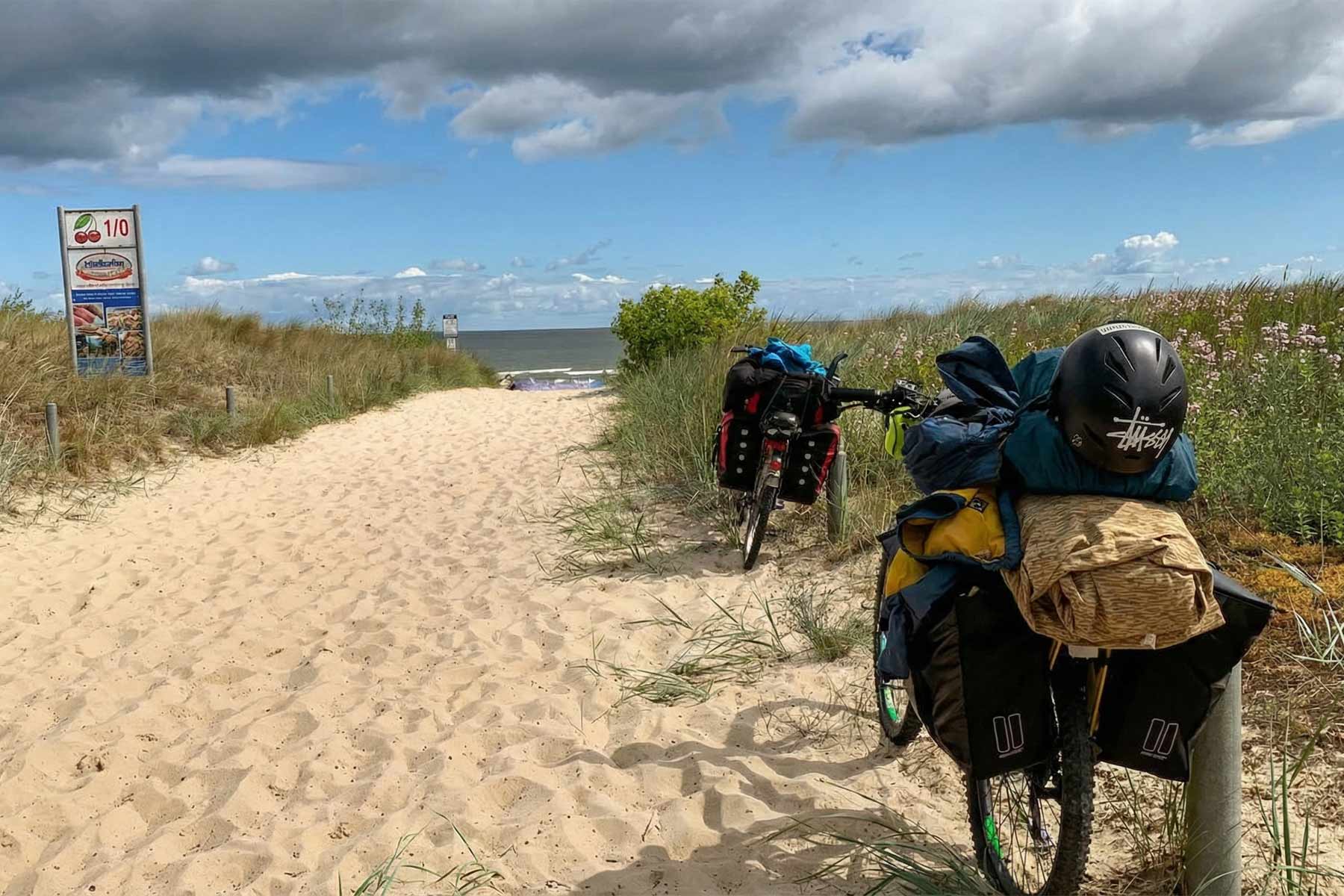 Fahrräder mit Gepäck an einem Strandzugang an der Ostsee auf Usedom