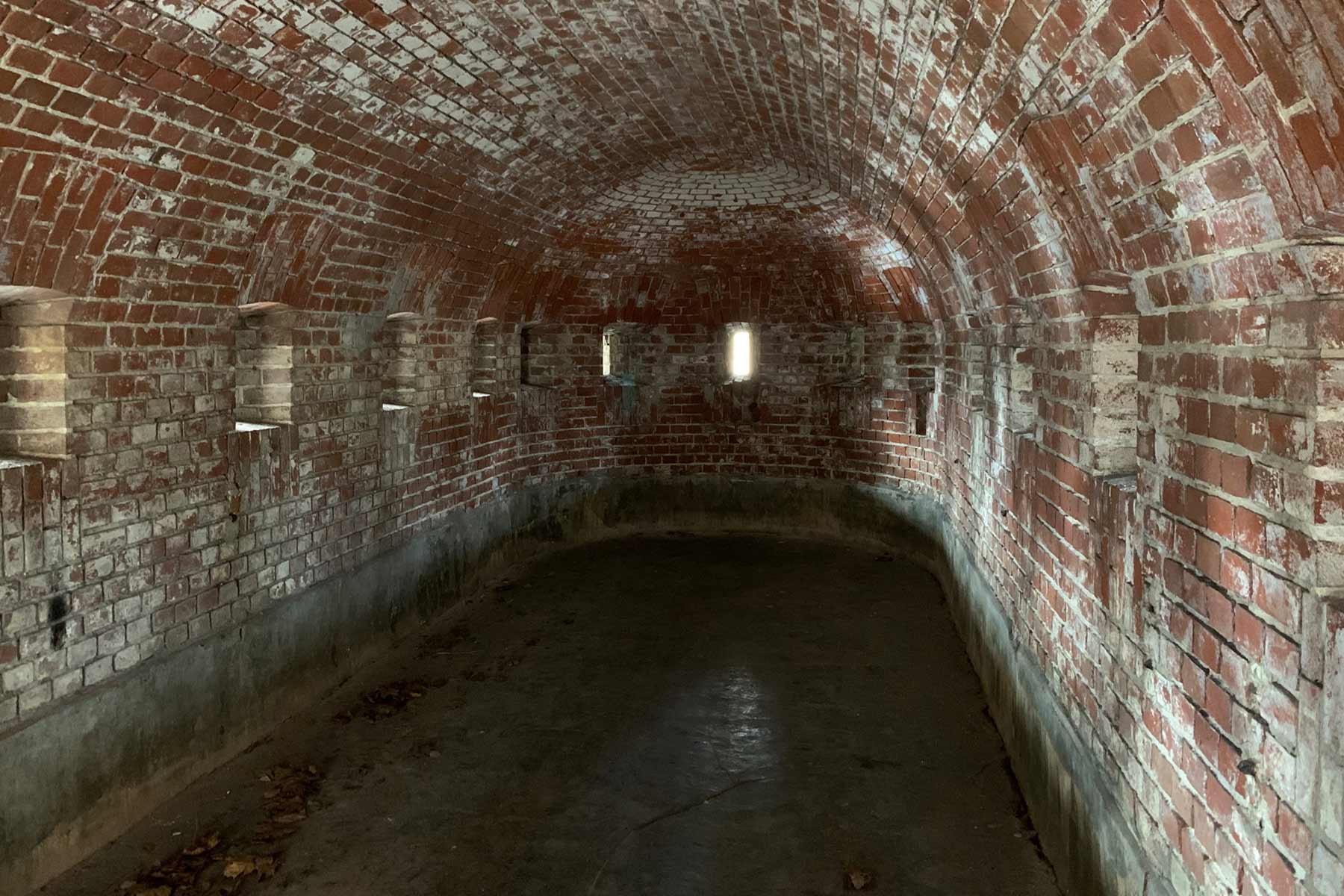 Dunkler Innenraum im Fort Gerhard in Swinemünde<br />
