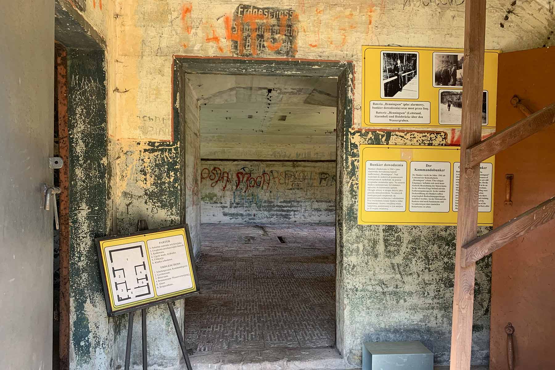 Innenraum eines Bunkers im Fort Zachodni mit Hinweistafeln
