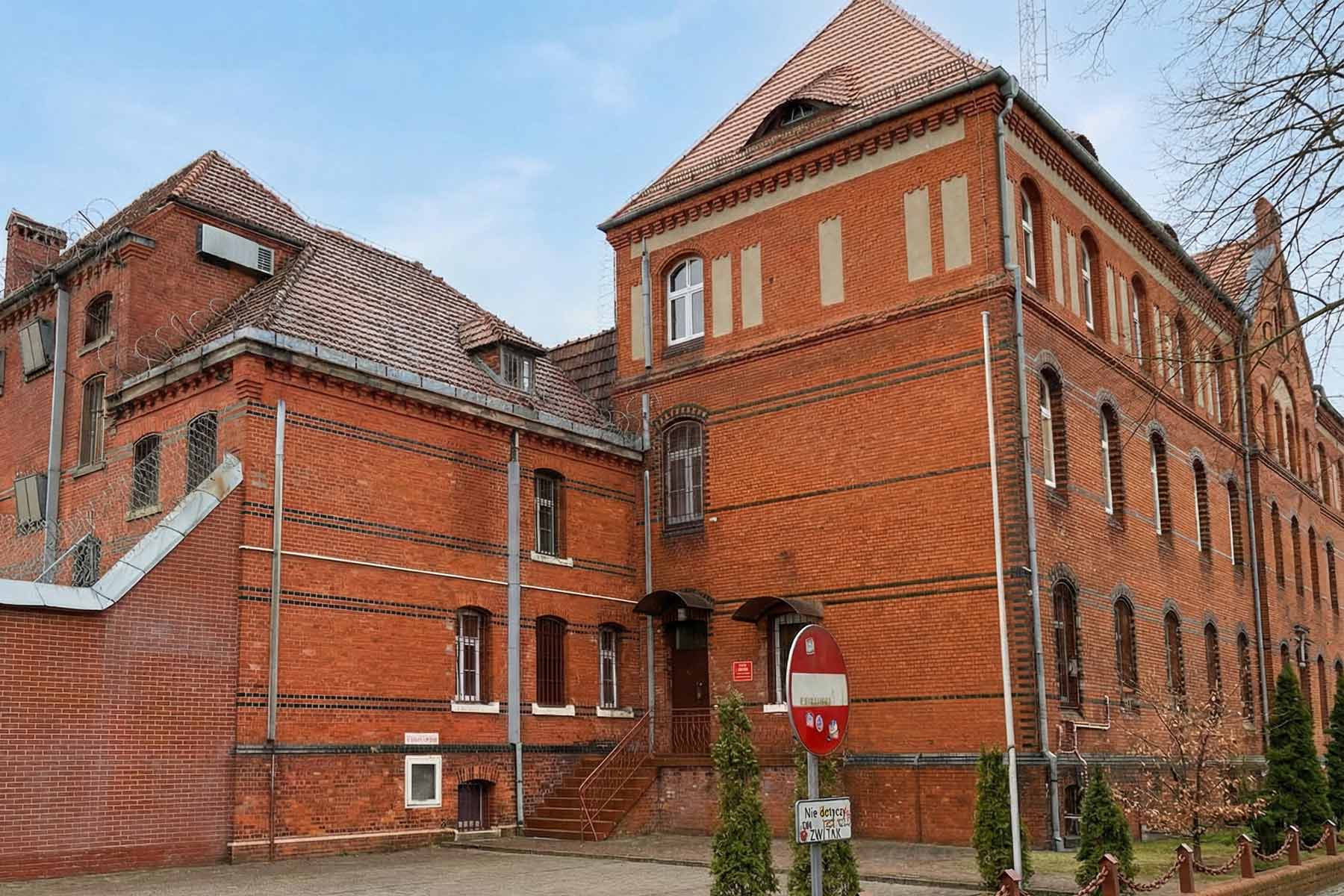 Seitlicher Blick auf das ehemalige Gefängnis in Swinemünde
