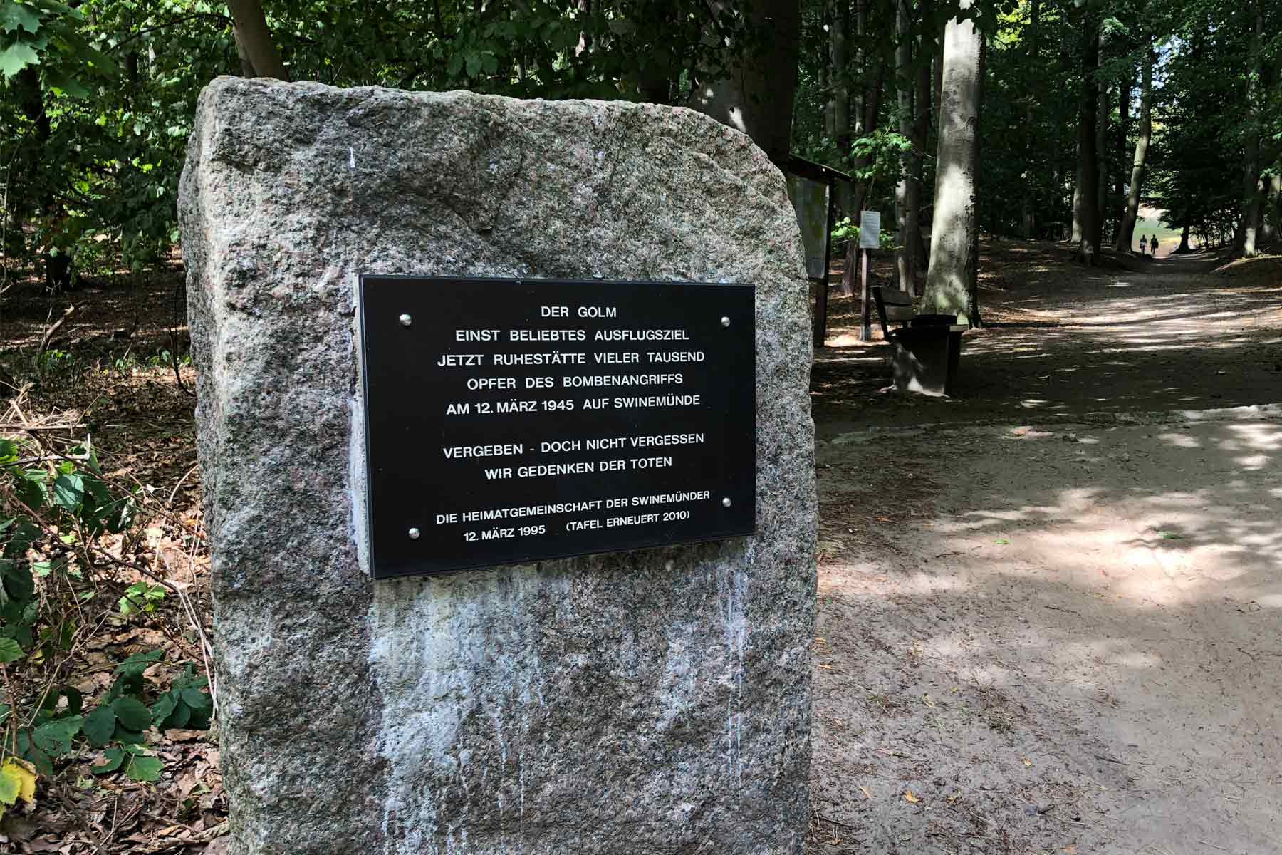 Mahnmal Den Toten zur Ehre auf der Kriegsgräberstätte Golm<br />
