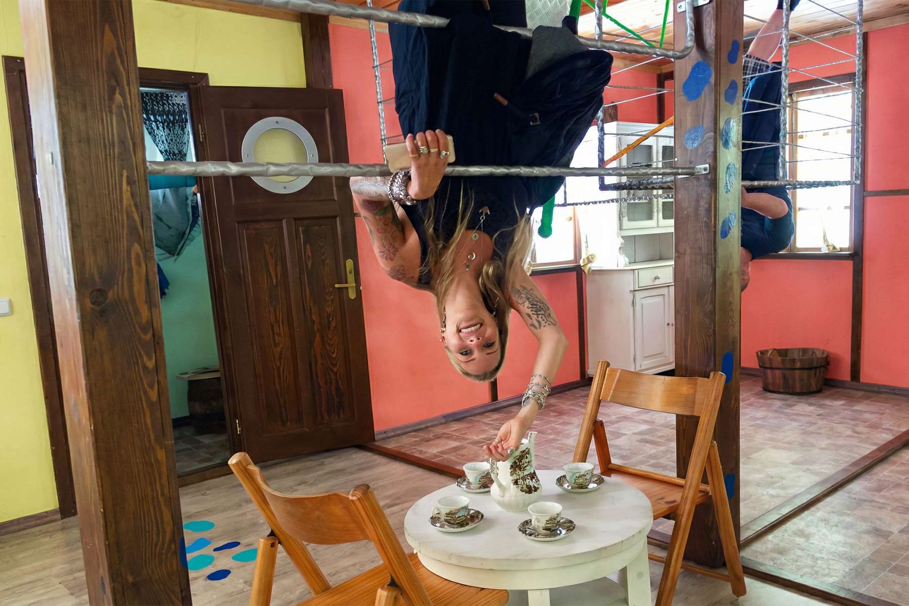 Innenansicht Haus steht Kopf Umgedrehte Einrichtung im Haus steht Kopf in Świnoujście