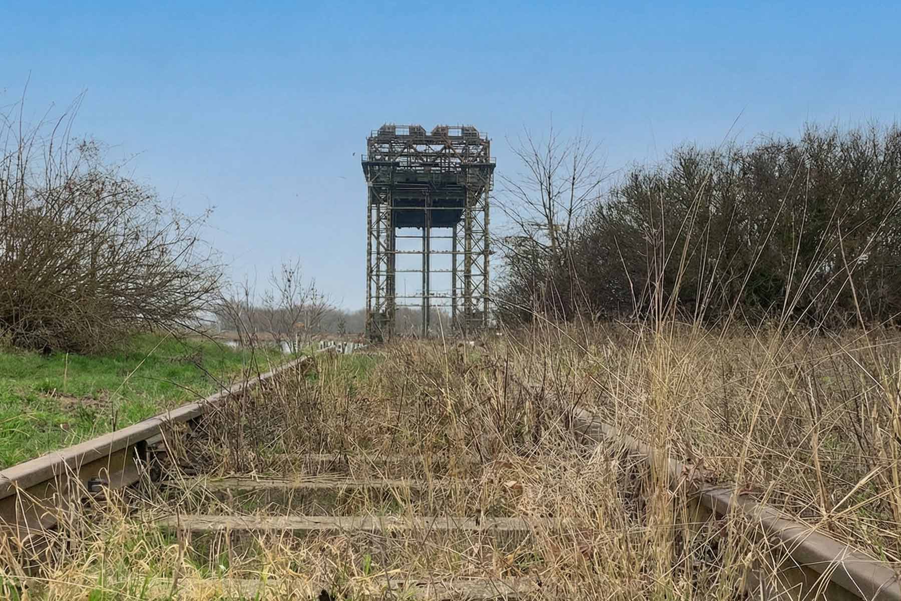 Alte Gleisanlagen mit Blick auf die Hubbrücke Karnin auf Usedom
