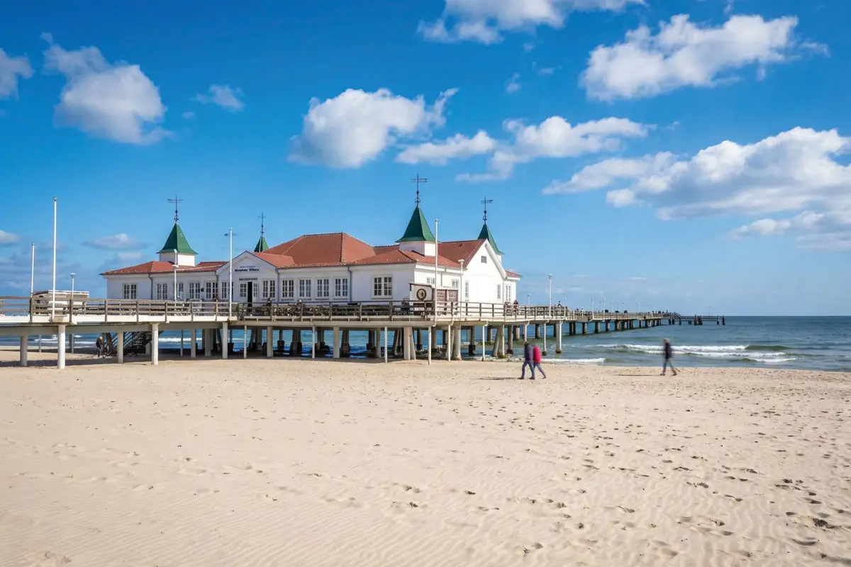 Strand und Promenade in den Kaiserbädern auf Usedom