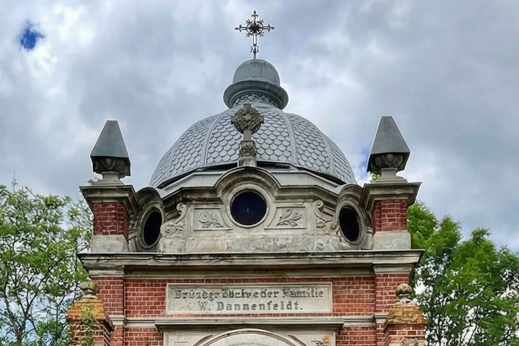 Schriftzug Erbbegräbnis der Familie Dannenfeldt am Mausoleum<br />
