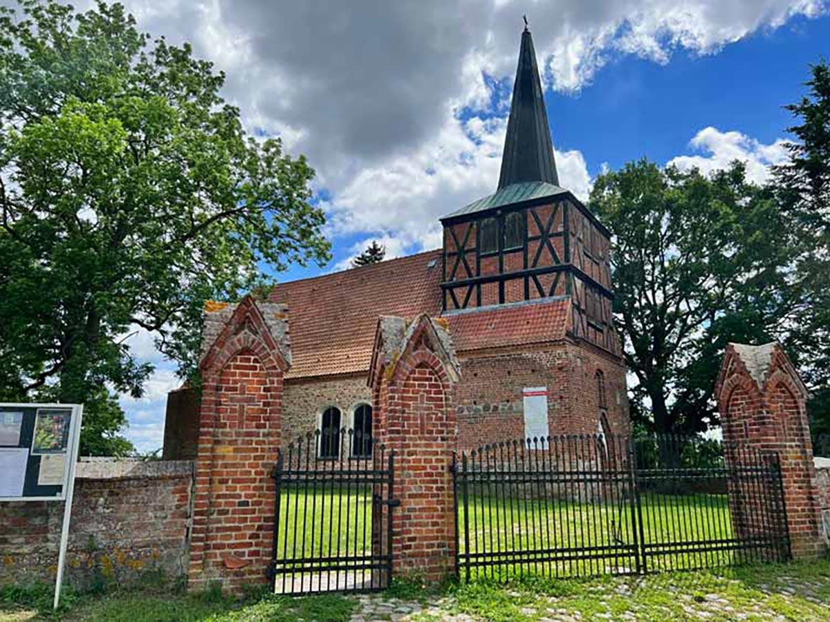 Blick auf die spätgotische Kirche in Mönchow auf Usedom