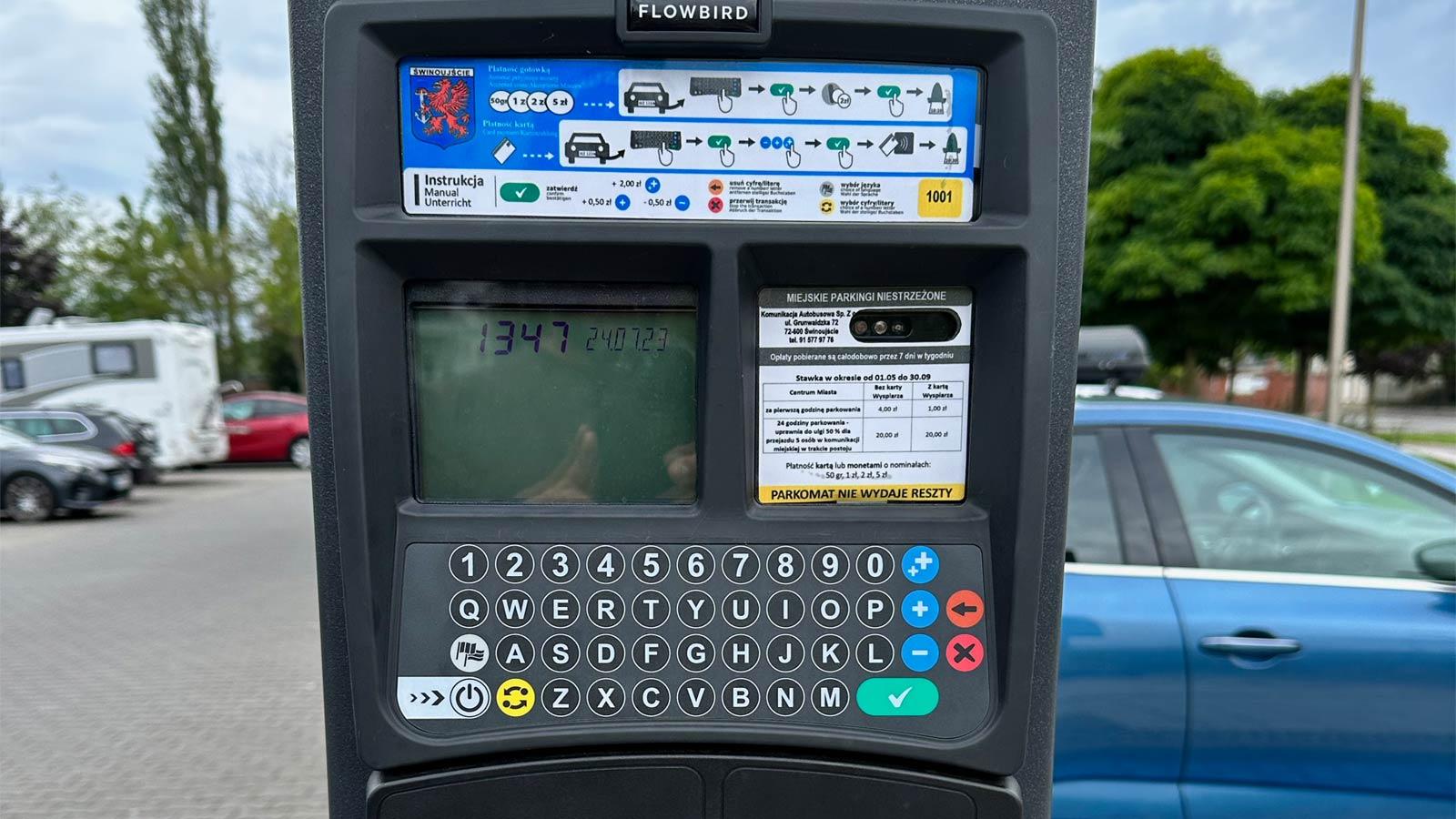 Parkautomat in Swinemünde mit Eingabe des Kennzeichens vor dem Bezahlen