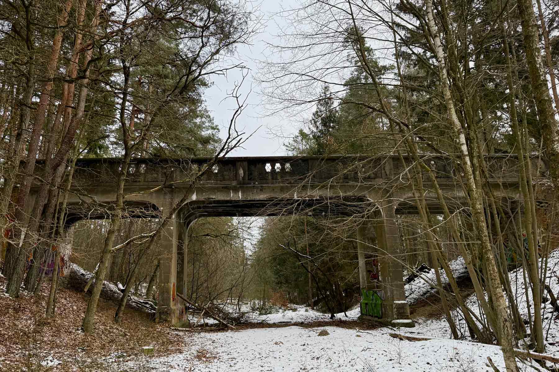 Die verlassene Pasker Brücke auf Usedom Pasker Brücke im Wald des Usedomer Achterlandes