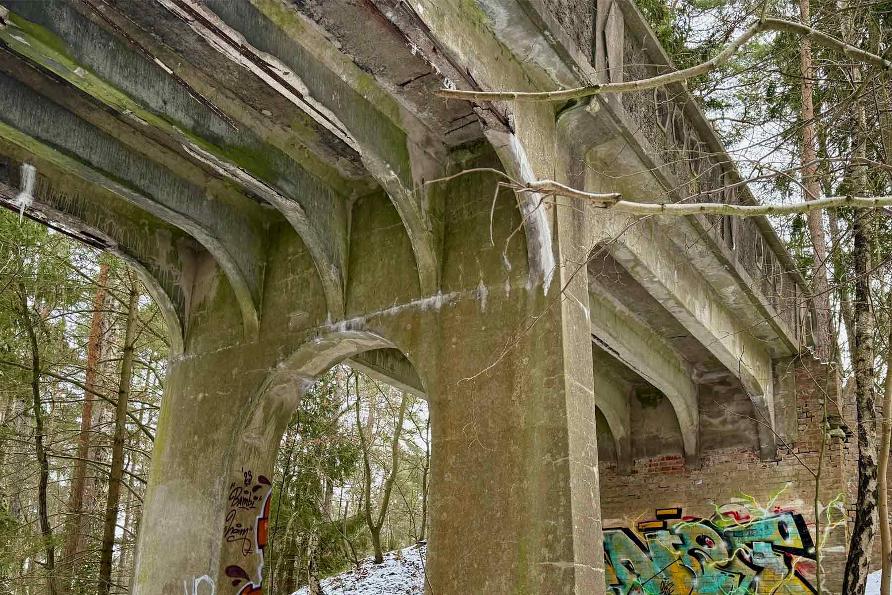 Detailansicht der Pasker Brücke im Usedomer Achterland Moosbewachsene Details der Pasker Brücke auf Usedom
