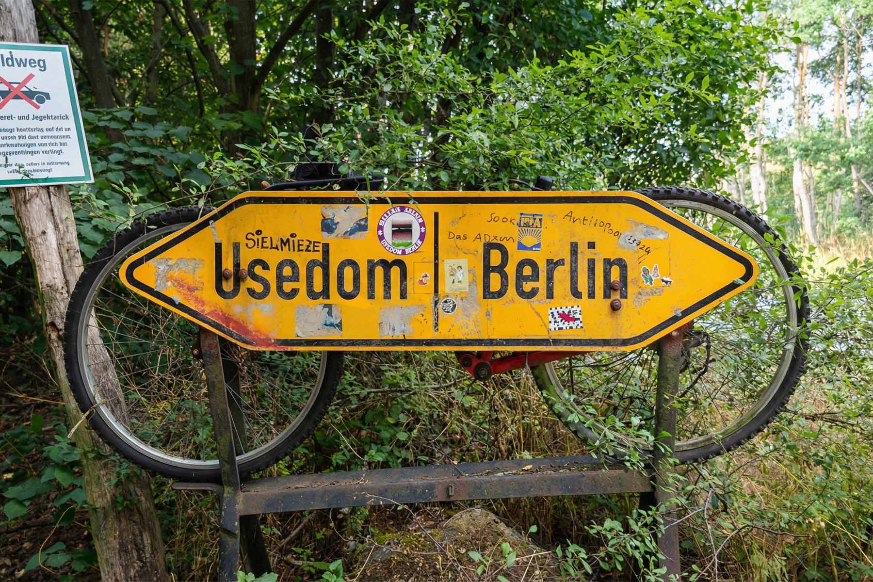 Wegweiser am Berlin–Usedom-Radweg mit Richtungen nach Berlin und Usedom