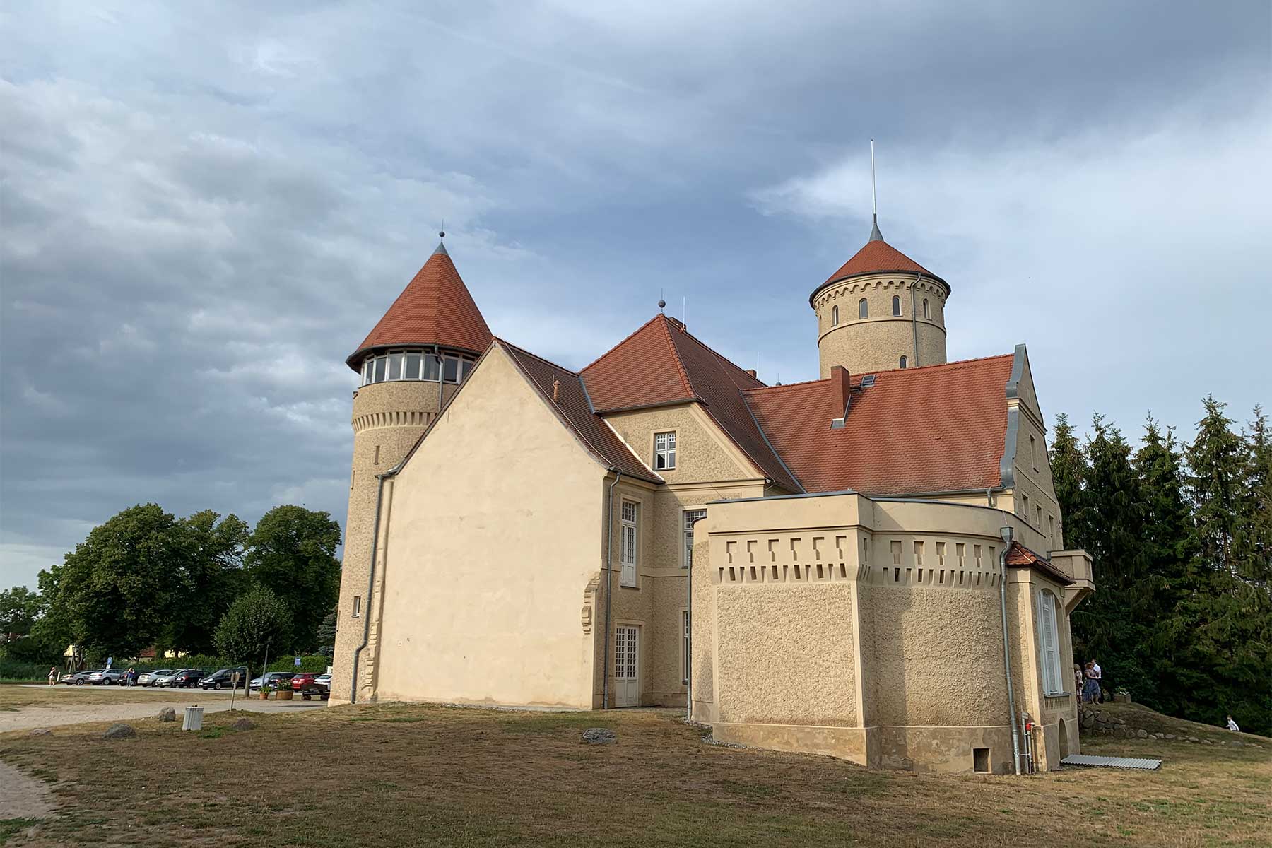 Seitliche Ansicht von Schloss Stolpe mit Blick auf den hinteren Gebäudeteil
