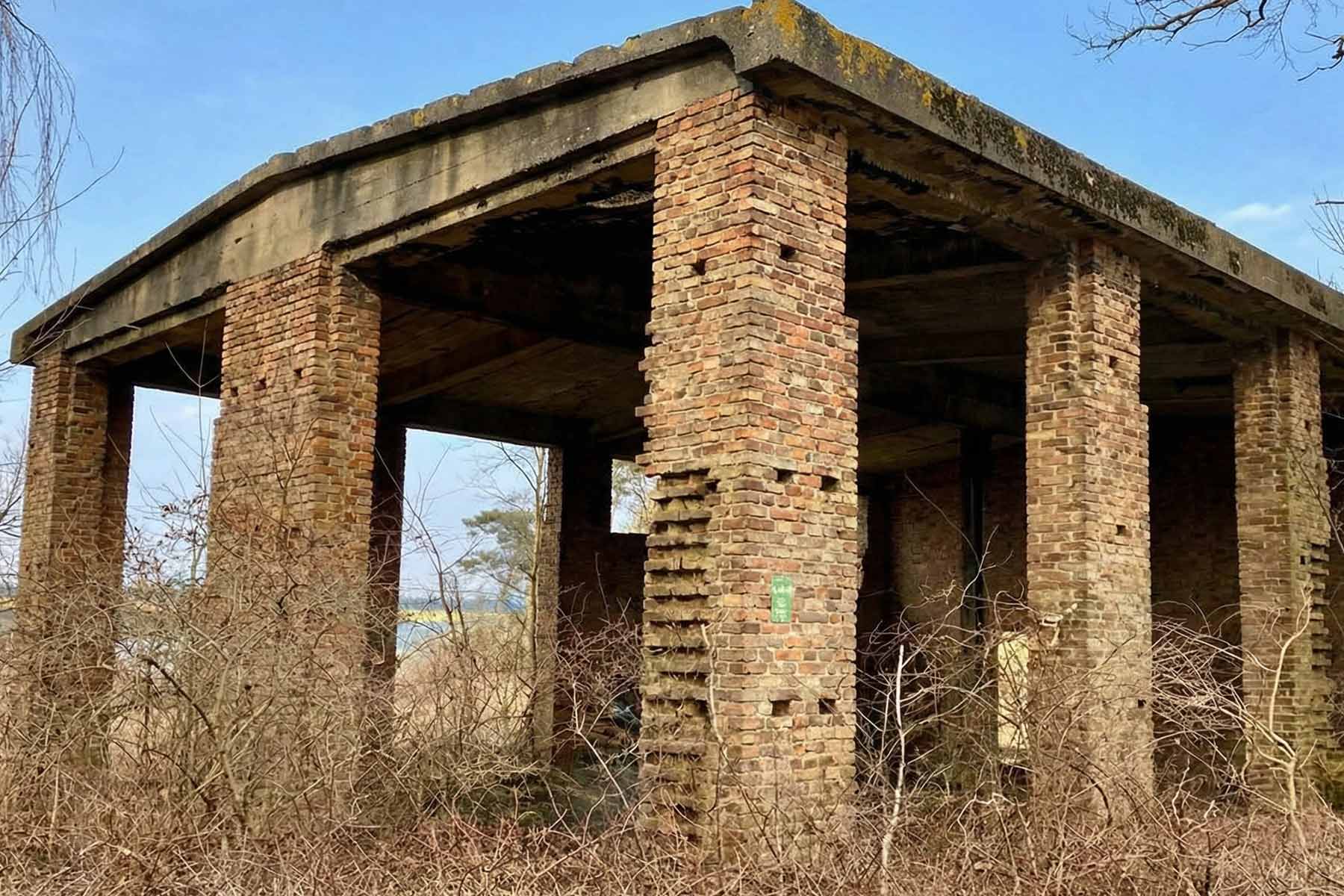 Historisches Gebäude im U-Boot Hafen Swinemünde Altes Gebäude im ehemaligen U-Boot Hafen von Swinemünde