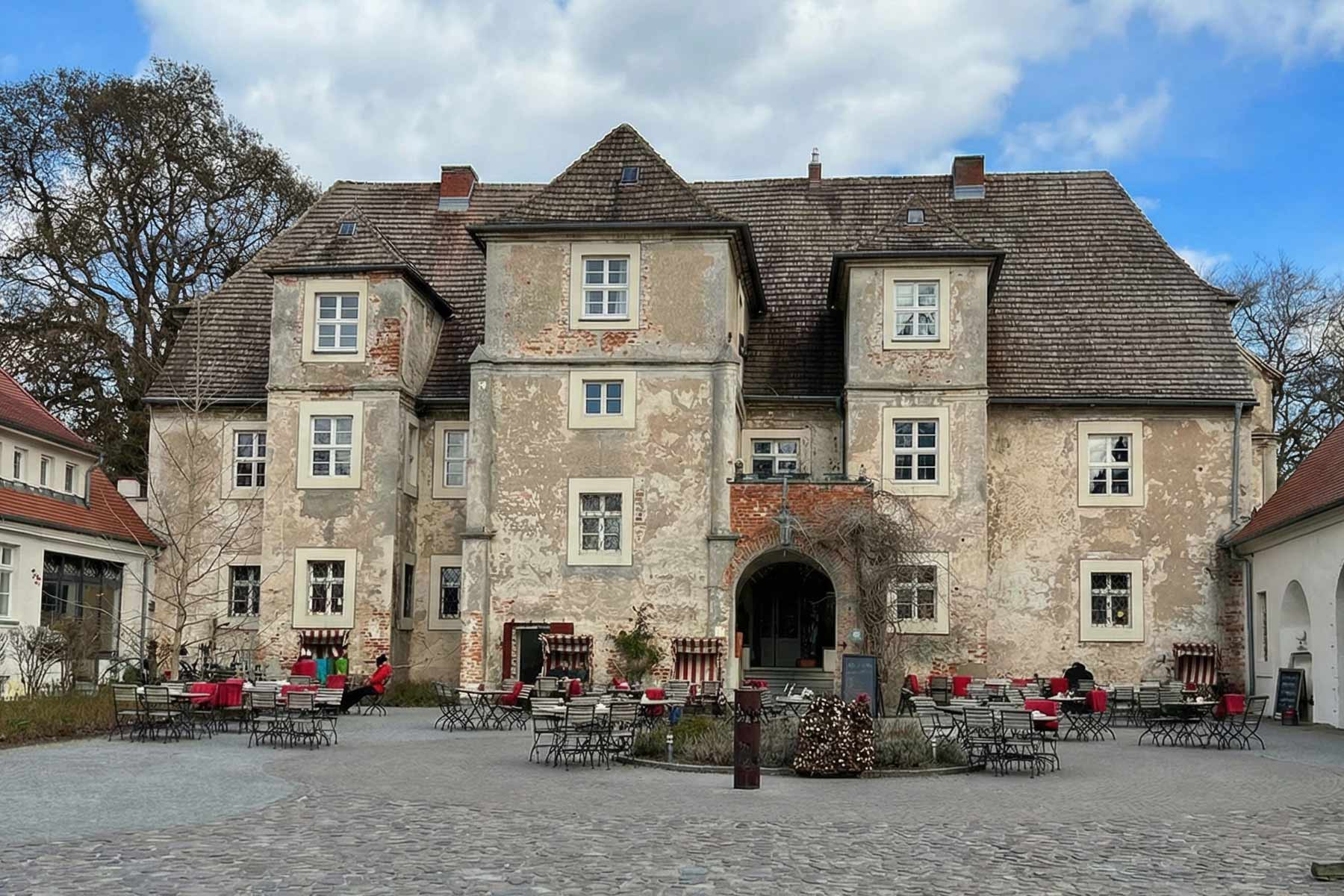 Historische Architektur des Wasserschlosses Mellenthin Architekturdetail am Wasserschloss Mellenthin<br />