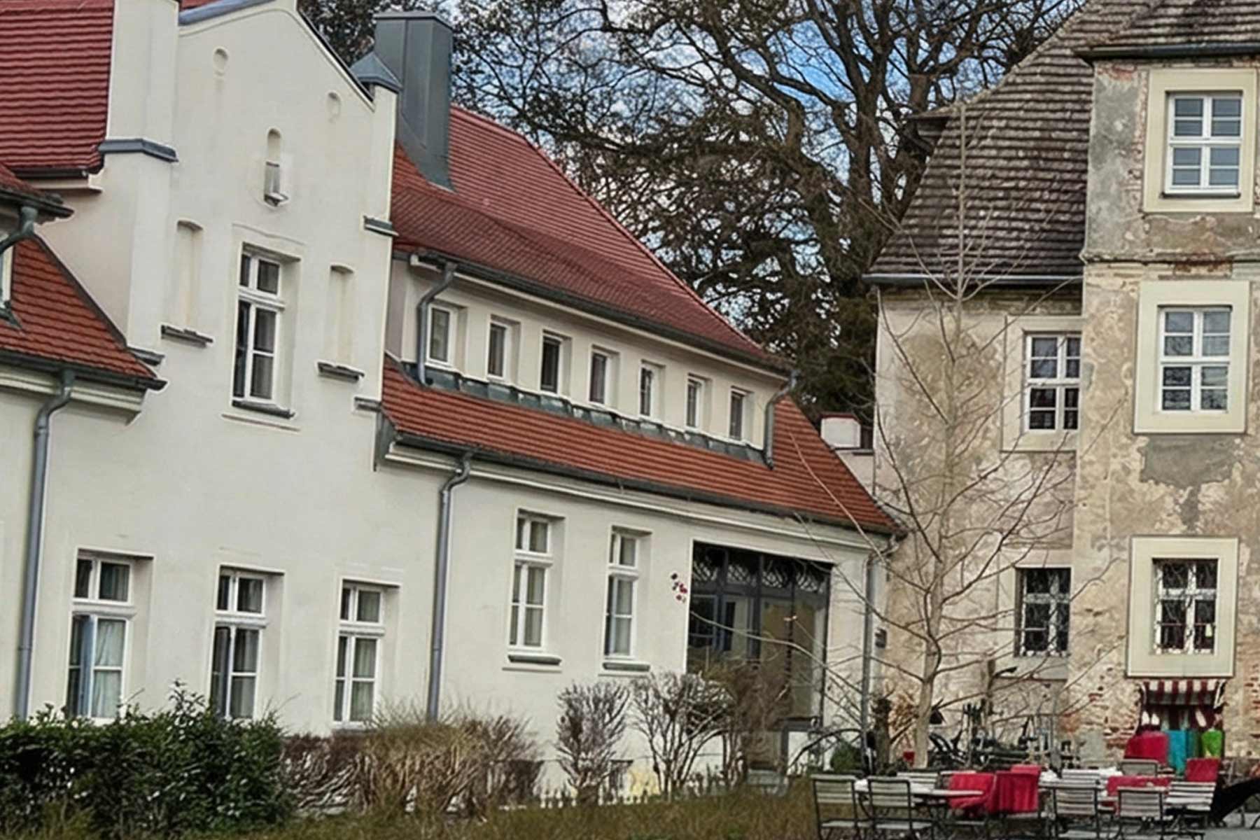 Schlosshof des Wasserschlosses Mellenthin Schlosshof und Seitenflügel des Wasserschlosses Mellenthin<br />