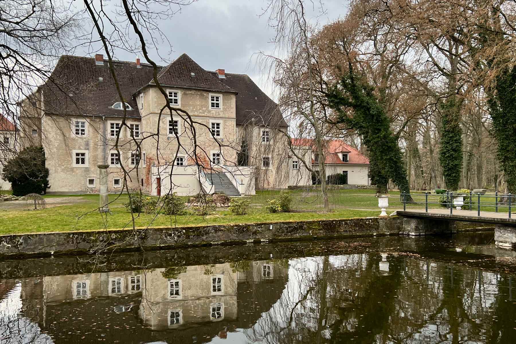 Schlosspark des Wasserschlosses Mellenthin Schlosspark und Wassergraben am Wasserschloss Mellenthin<br />