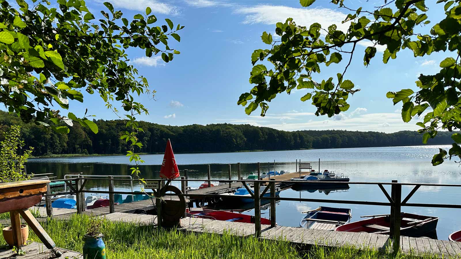 Blick auf den Wolgastsee mit kleinem Bootsverleih bei Korswandt auf Usedom
