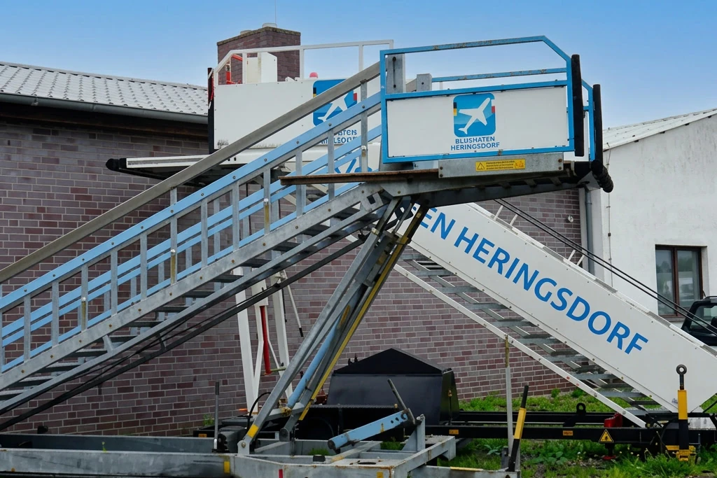 Fluggasttreppe des Flughafens Heringsdorf im Jahr 2022