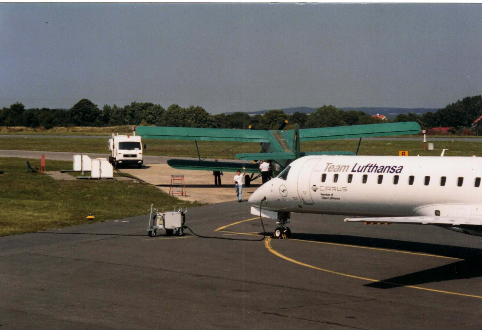 Team-Lufthansa-Flugzeug mit Antonov im Hintergrund auf dem Flughafen Heringsdorf in Garz Mitte der 1990er Jahre