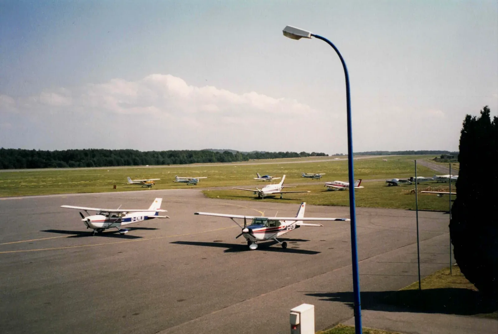 Kleinflugzeuge auf dem Vorfeld des Flughafens Heringsdorf in Garz Mitte der 1990er Jahre