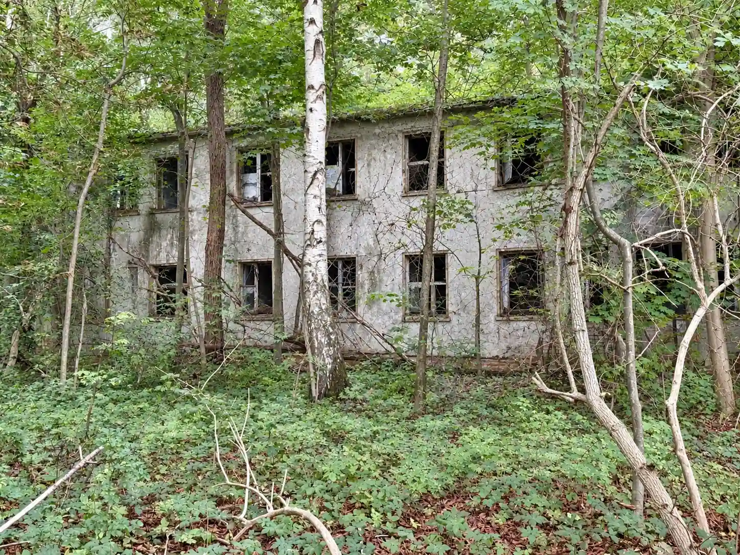 Verfallenes ehemaliges Hauptgebäude der Grenzdienststelle an der B110 bei Garz auf Usedom
