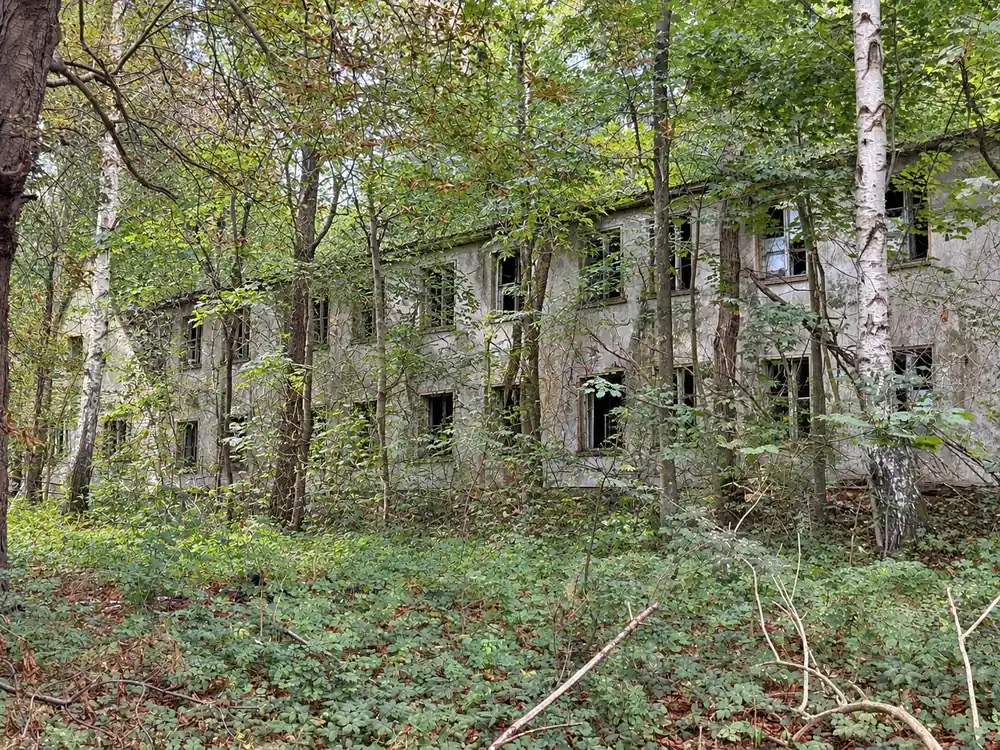 Zweigeschossiger Gebäudeflügel der ehemaligen Grenzdienststelle bei Garz an der B110