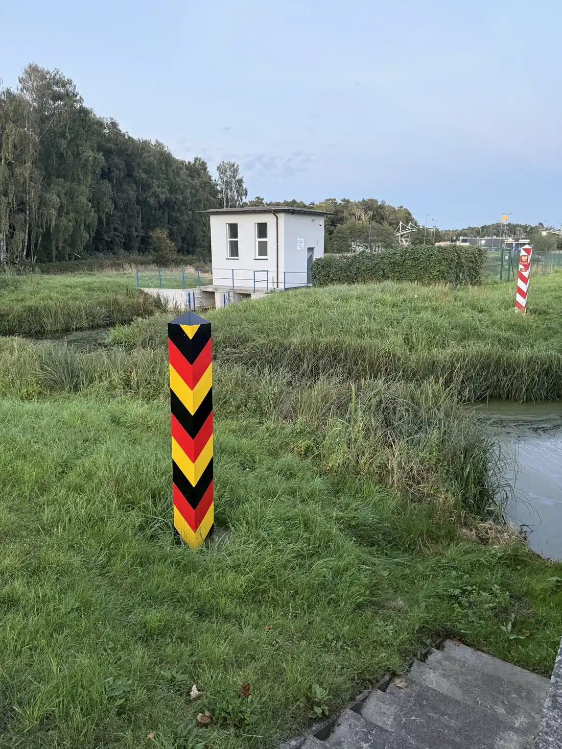 Deutscher und polnischer Grenzpfahl am Torfgraben bei Garz an der Grenze zwischen Deutschland und Polen