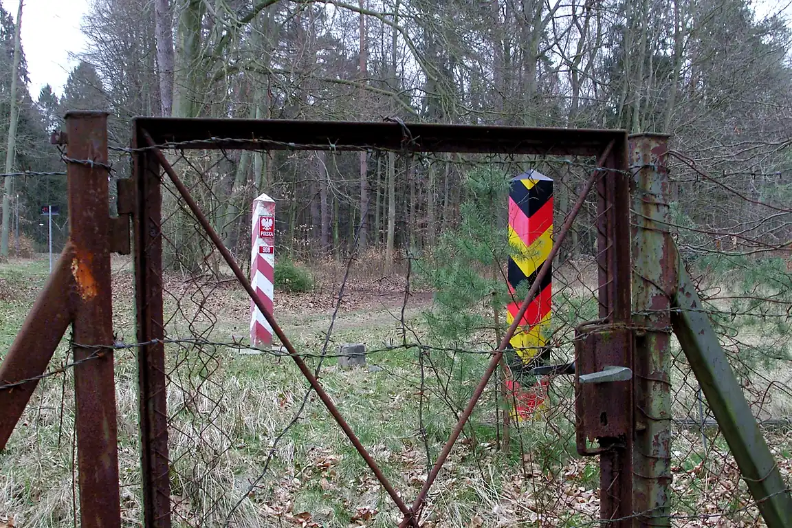Altes Grenztor mit deutschem und polnischem Grenzpfahl bei Korswandt im Jahr 2007