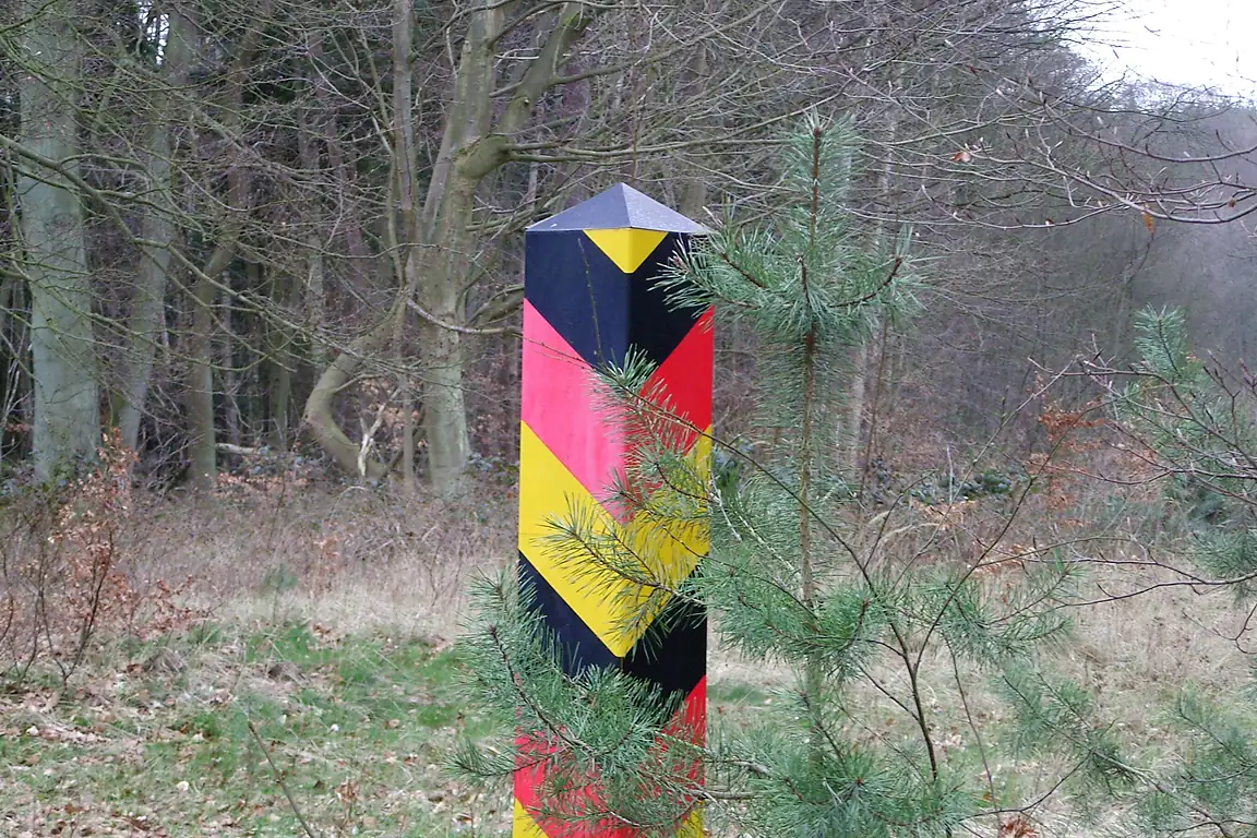 Deutscher Grenzpfahl an der deutsch-polnischen Grenze bei Korswandt im Jahr 2007
