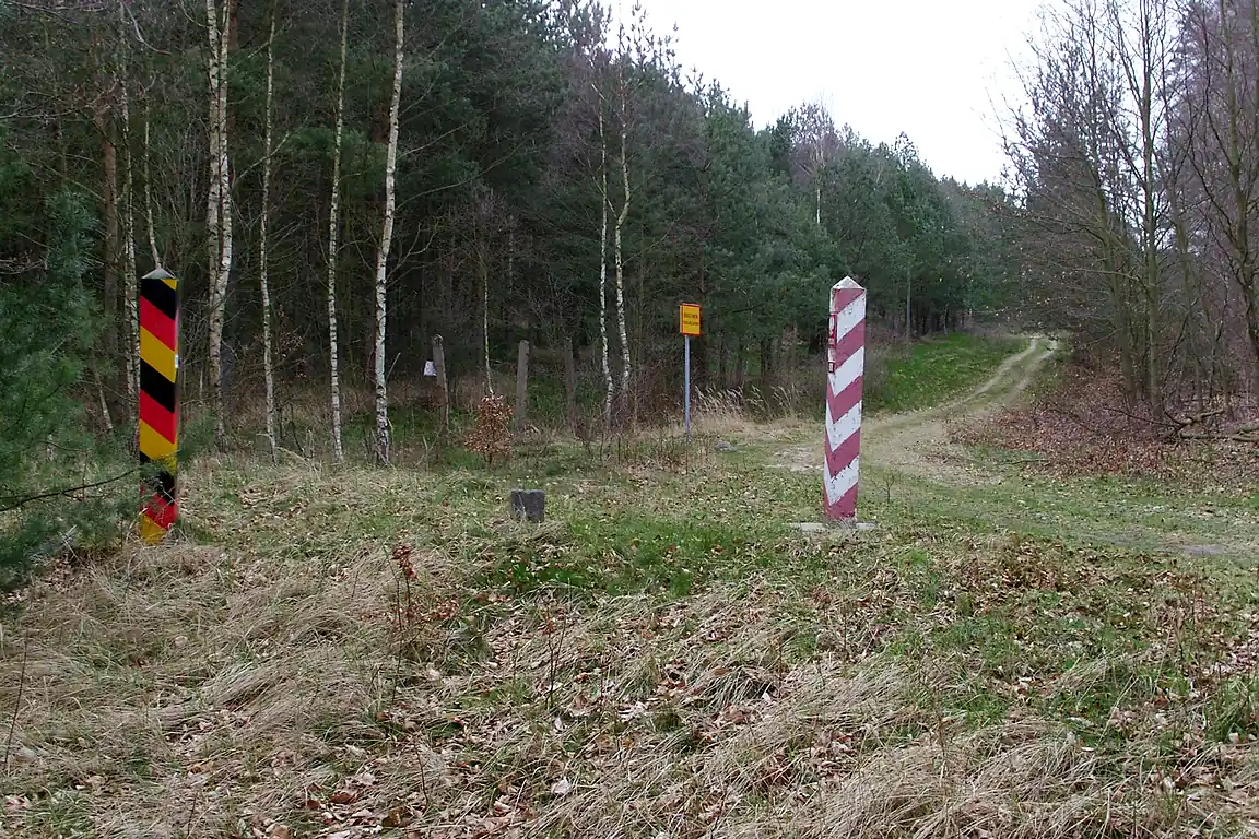 Deutscher und polnischer Grenzpfahl an einem Waldweg bei Korswandt im Jahr 2007