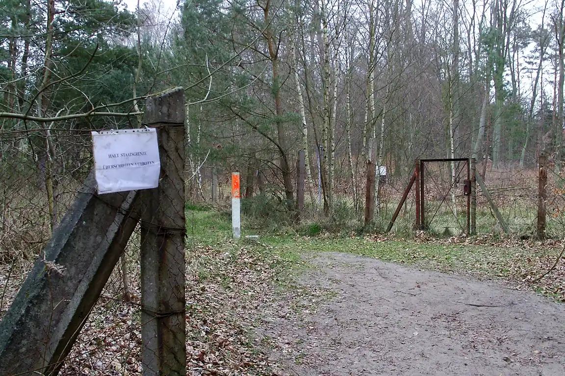 Grenzweg bei Korswandt mit Schild Halt Staatsgrenze Überschreiten verboten im Jahr 2007