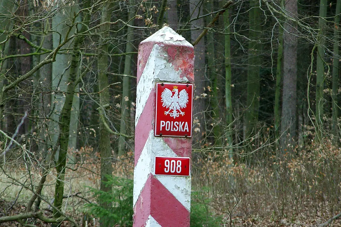 Polnischer Grenzpfahl mit der Nummer 908 an der Grenze bei Korswandt im Jahr 2007
