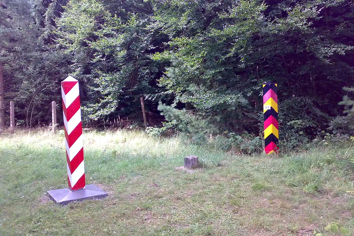 Deutscher und polnischer Grenzpfahl an der Grenze bei Korswandt im Jahr 2008