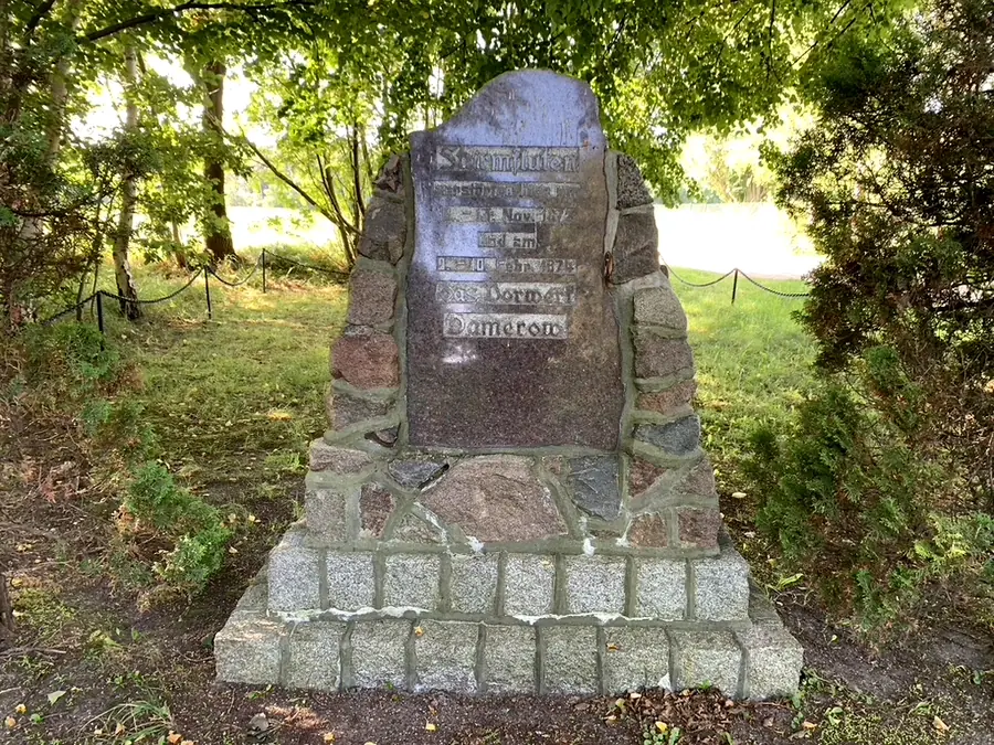 Gedenkstein für die Sturmfluten von 1872 und 1874 bei Damerow auf Usedom
